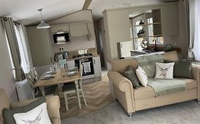 The Avenue, Waterside